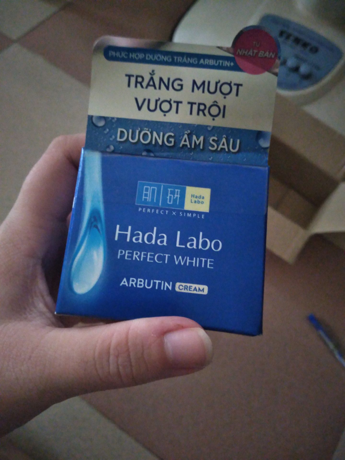 Chất kem mình thấy lướt trên da ko đc êm cho lắm, dù là da hhtd nhưng em này cấp ẩm ko đủ cho mình dùng trời nắng nóng có lẽ hợp hơn chứ mùa lạnh ko đủ đô, dù sao mình cũng mua dùng thử chắc sẽ ko mua lại. Trừ 2 sao vì Tiki giao hàng trễ 2 tháng nhé may là gói hàng còn nguyên vẹn :)