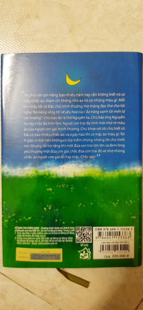 sách đẹp, khổ nhỏ hơn cuốn "Đảo mộng mơ" của Đông A, chất liệu bìa hơi lạ đối với mình, sờ nhám nhám hơi giống bìa các tông, bìa này phải chú ý giữ gìn hơn vì mực dính vào k lau được, tranh minh họa đẹp, nội dung phù hợp với nhiều lứa tuổi. Mình mua được với giá 106k và cảm thấy hài lòng