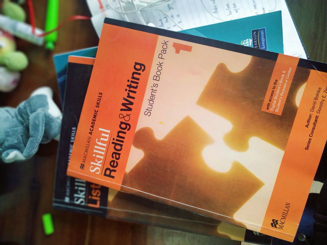 Sách mới, đẹp y hình.
Nội dung phù hợp cho những bạn mới bắt đầu học Academic English, tiền Ielts.
có mã code kích hoạt ở trong sách để đăng nhập vào sách điện tử.
Phần sách điện tử có thêm nhiều bài tập.