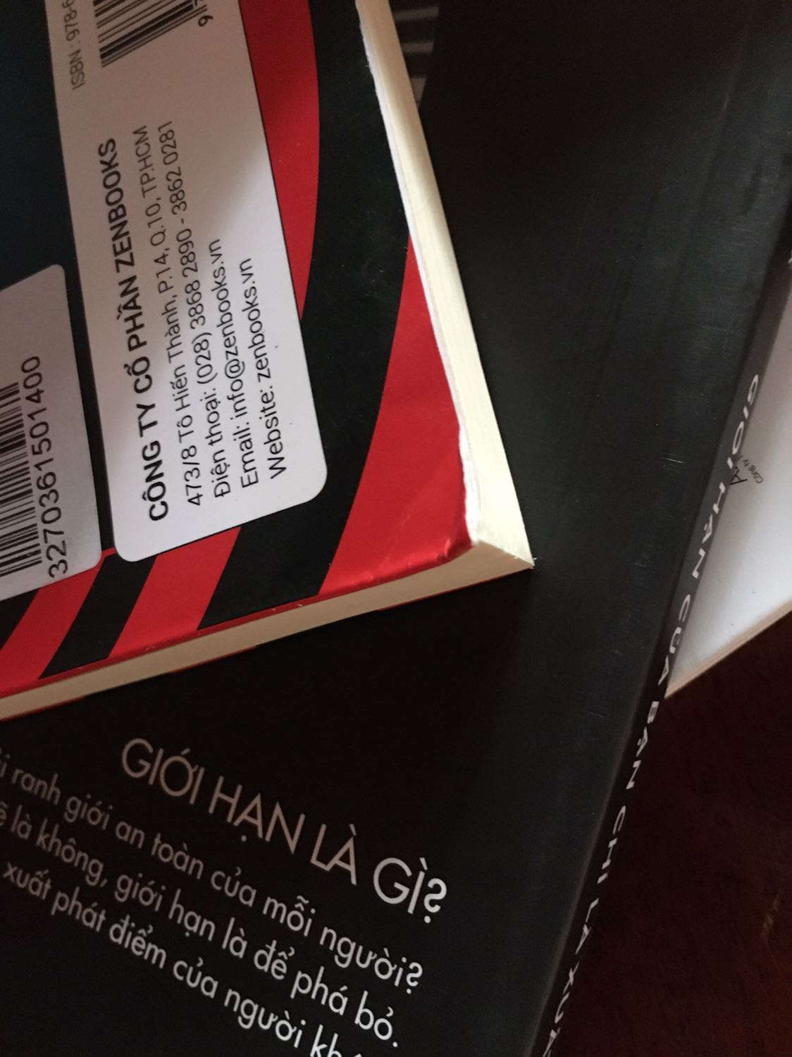 Shop gói hàng ẩu có mỗi một cái thùng nên sách về bị cong, méo, rách xíu và xước nhưng nội dung cuốn sách này rất hay mọi người nên mua nhá