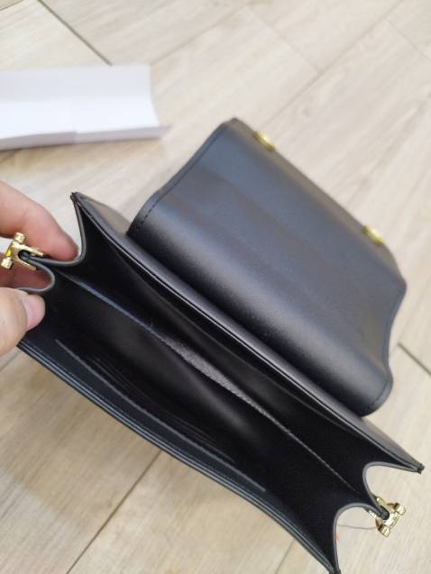 Túi rất đẹp , móc khoá tặng kèm cũng rất dễ thương nữa ...cảm ơn shop nhìu