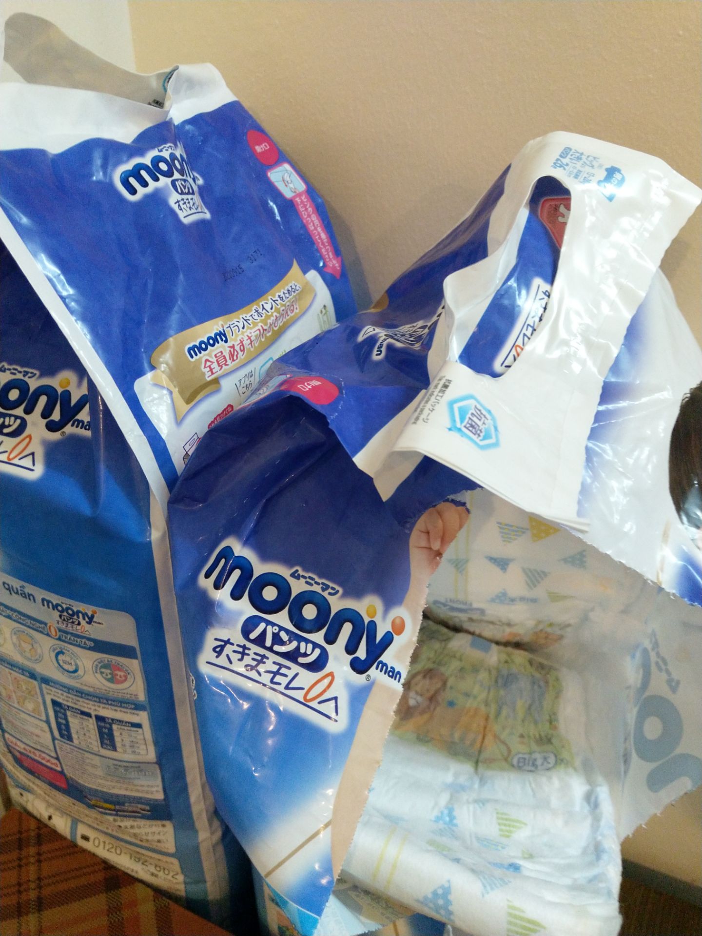 Tiki tự ý hủy đơn hàng không có lý do của đơn hàng #583978648. Tôi gọi Tikicare được trả lời là hủy do đã giao 2 lần nhưng không thành công. Nhưng đây có lẽ là do đáp ứng điều kiện hủy của chính sách bán hàng từ Tiki Trading vì Tôi ko nhận được cuộc điện thoại gọi giao hàng nào vào ngày hẹn giao hàng mà chỉ nhận đc 1 cuộc gọi vào 17h56 ngày 16/01/2022 hẹn giao lại vào 1 hôm khác, lúc gọi điện hẹn giao lại là do bên giao hàng tự chủ động đề xuất hẹn giao lại và cũng ko nêu lý do hẹn. Lúc đó Tôi nghĩ là do bên giao bận nên hẹn lại thì cũng đồng ý luôn chứ không thắc mắc.
SĐT từ đơn vị vận chuyển chủ động hẹn giao hàng lại vào chiều 17/01/2021 là ***.
Đề tránh hiểu lầm đáng tiếc, đề nghị Tiki trading cung cấp vận đơn từ đối tác vận chuyển do đơn vị vận chuyển TED mà tiki cung cấp trong thông tin giao hàng do Tôi không thể tìm thấy website tra cứu đơn hàng của đối tác vận chuyển TED từ TIKI cung cấp thông tin.