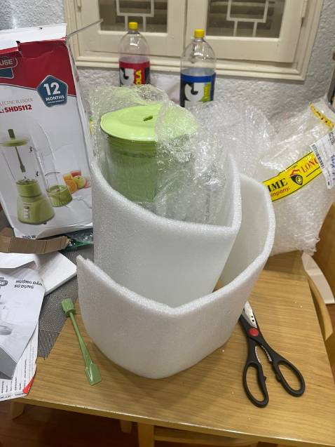 Đóng gói rất cẩn thận ưng khoản này. Máy cối chắc nặng, xay khỏe, hơi ồn quá