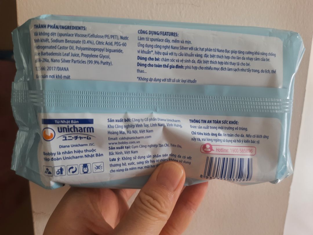 Hàng đúng như thông tin mô tả. Đóng gói kỹ càng, đag trong mùa dịch mà cũg có đc hàng để xài. Mình chân thành xin cảm ơn đội ngũ tiki đã hỗ trợ.

Khăn giấy bobby thì k có j p bàn cả, sang, sịn, mịn, an toàn và mỏng là những j mình có thể nhận xét về loại khăn giấy này.

Điểm trừ là giá thành hơi cao, so với những sản phẩm khăn giấy ướt cùng loại. 

Nếu mua khăn giấy bobby nên mua bên nhà bán hàng tiki vì tiki giá cao hơn nhà bán khác nhưng được cái đôi lúc có hỗ trợ phí ship, nên chỉ hơi chênh lệch 1 ít so với những nhà bán còn lại.

Tổng kết: 90/100.

Ai đọc lướt quá bình luận thì cho mình xin 1 subcribe cho kênh youtube AIOChannel (logo với phông nền xanh nhạt, chữ O tròn đỏ có chữ A màu xanh đi kèm)

Mình xin thành cảm ơn nhiều nhiều.