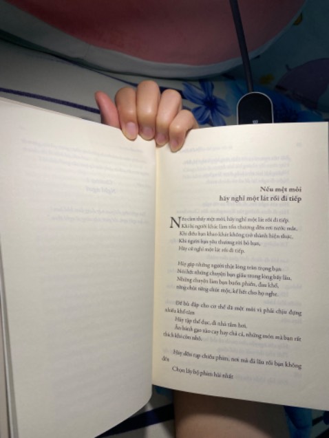 Tiki vẫn như mọi khi giao hàng rất nhanh chóng. Hôm nay đặt sớm hôm sau đã có sách. Từng lời trong quyển sách như dòng nước nhẹ nhàng len lỏi vào tâm hồn, xoa dịu và làm mát những nỗi buồn, những tổn thương ko gọi thành tên. Cảm giác như có người bạn đang đồng hành với mình vậy. Thực sự rất biết ơn ❤️