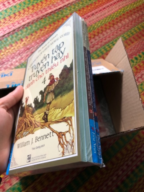 Sách của First News trước nay vẫn luôn trình bày rất đẹp, mỏng nhẹ dễ dàng mang theo đi bất cứ đâu. Chất lượng giấy, mực in cũng rất tốt. Lần này chỉ có 1 lỗi nhỏ bị nhăn giấy vài trang thôi, không ảnh hưởng gì nhiều. Món quà nhỏ cho các bé đã hoàn thành tốt năm học. Cả nhà đều hài lòng. Sách của First News trước nay vẫn luôn trình bày rất đẹp, mỏng nhẹ dễ dàng mang theo đi bất cứ đâu. Chất lượng giấy, mực in cũng rất tốt. Lần này chỉ có 1 lỗi nhỏ bị nhăn giấy vài trang thôi, không ảnh hưởng gì nhiều. Món quà nhỏ cho các bé đã hoàn thành tốt năm học. Cả nhà đều hài lòng.