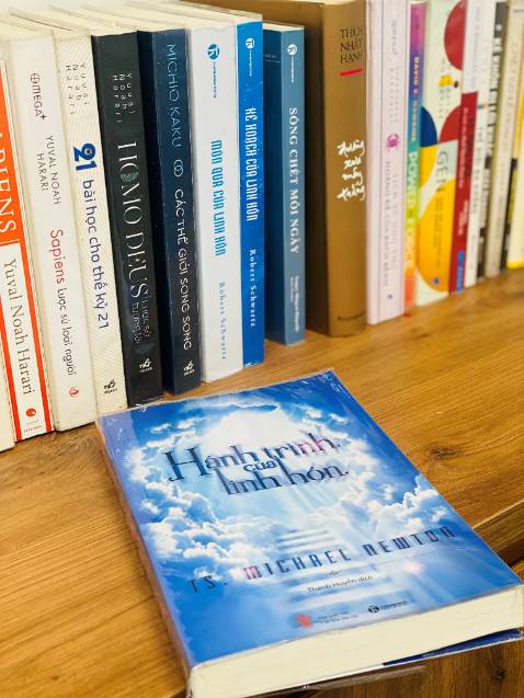 Hành trình của linh hồn (Journey of Soul) là quyển sách đầu tiên trong bộ 3 quyển và là quyển duy nhất được dịch ra tiếng Việt cho đến thời điểm này (11/2022) của tác giả Michael Newton. Mình đã đọc khá nhiều sách về chủ đề này nhưng khi đọc đến Hành trình của linh hồn, mình mới ngỡ ngàng và hiểu rõ vì sao Michael Newton được xem như nhân vật hàng đầu thế giới về lĩnh vực này. NẾU như các tác phẩm của Brian Weiss như "Kiếp nào ta cũng tìm thấy nhau" hay "Ám ảnh từ kiếp trước" chỉ kể về những câu chuyện hồi quy tiền kiếp do chính bác sĩ Brian thực hiện, các tác phẩm của Robert Schwartz như "Món quà của linh hồn", "Kế hoạch của linh hồn" chỉ nói về ý nghĩa/bài học của các kiếp sống thông qua người dẫn (lên đồng) một cách khá gán ép, tác phẩm "Hành trình sinh tử" của nhà sư Dzongsar nói về hành trình của một người từ cận tử đến khi chết đi một cách khá mơ hồ theo quan điểm của Phật giáo Tây Tạng, hay các đầu sách của Nguyên Phong như "Muôn Kiếp Nhân Sinh" 1 và 2 cũng chỉ kể về câu chuyện luân hồi rất "Ảo" theo lời kể của một nhân vật cũng khá "ảo".. THÌ.. Hành Trình Của Linh Hồn đưa bạn khám phá về hành trình của một linh hồn từ khi vừa chết đến trước lần nhập thể tiếp theo (giai đoạn Thân Trung Ấm) một cách chi tiết theo một hệ thống mà Michael Newton đã dành cả đời nghiên cứu, thống kê và đúc kết lại. Đi xuyên các chương sách, người đọc được dẫn dắt để hiểu và tưởng tượng ra không gian ấm cúng của sự trở về với bản thể sau khi chết, được chia thành từng chặng đường của linh hồn và sự khác nhau của chặng đường đó tùy thuộc vào cấp độ của từng linh hồn. Cảm giác khi gấp quyển sách lại, bạn sẽ thấy cái chết không đáng sợ như bạn vẫn nghĩ, thậm chí "con ma" cũng không đáng sợ như tưởng tượng. Quan trọng hơn, bạn sẽ nhận ra mình nhìn thấu và chấp nhận những nghịch cảnh, những đau khổ trong đời một cách dễ dàng hơn; từ đó, thay đổi nhân sinh quan cũng như lối sống của mình để cuộc sống của bạn có ý nghĩa hơn và thời gian bạn có ở thế giới này thực sự giúp ích cho hành trình chuyển hóa năng lượng của bạn. Một quyển sách quá tuyệt vời, được mang đến bởi một tác giả, một vị tiến sĩ tâm thần học đã dành cả đời tâm huyết để nghiên cứu và giới thiệu những khám phá của ông đến độc giả hữu duyên.
Michael Newton đã mất năm 2016 và để lại chỉ 3 quyển sách cho nhân loại. Mình rất mong chờ 2 quyển còn lại được dịch và phát hành ở Việt Nam.