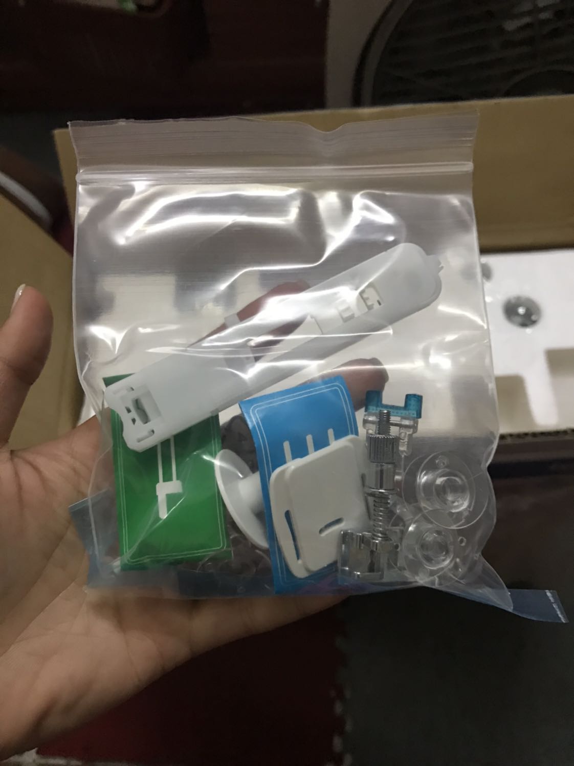 Đã nhận máy hôm nay, dùng thử thấy ok phù hợp với nhu cầu gia đình. Sản phẩm được đóng gói đảm bảo. Hiện chưa có thấy lỗi gì từ sản phẩm. Bộ phụ kiện chụp ko biết đã đủ hết chưa nữa ?