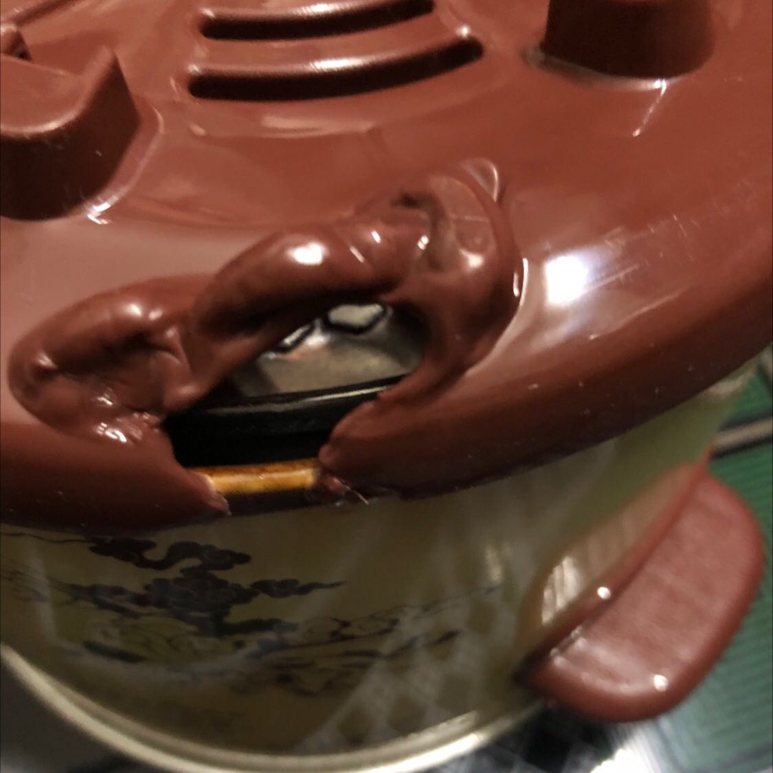 13/6/22 nhận được hàng nhưng đến hôm nay 25/6/22 đen ra dùng nấu ở chế độ slow vậy mà đế nồi bị chảy ra thế này đây