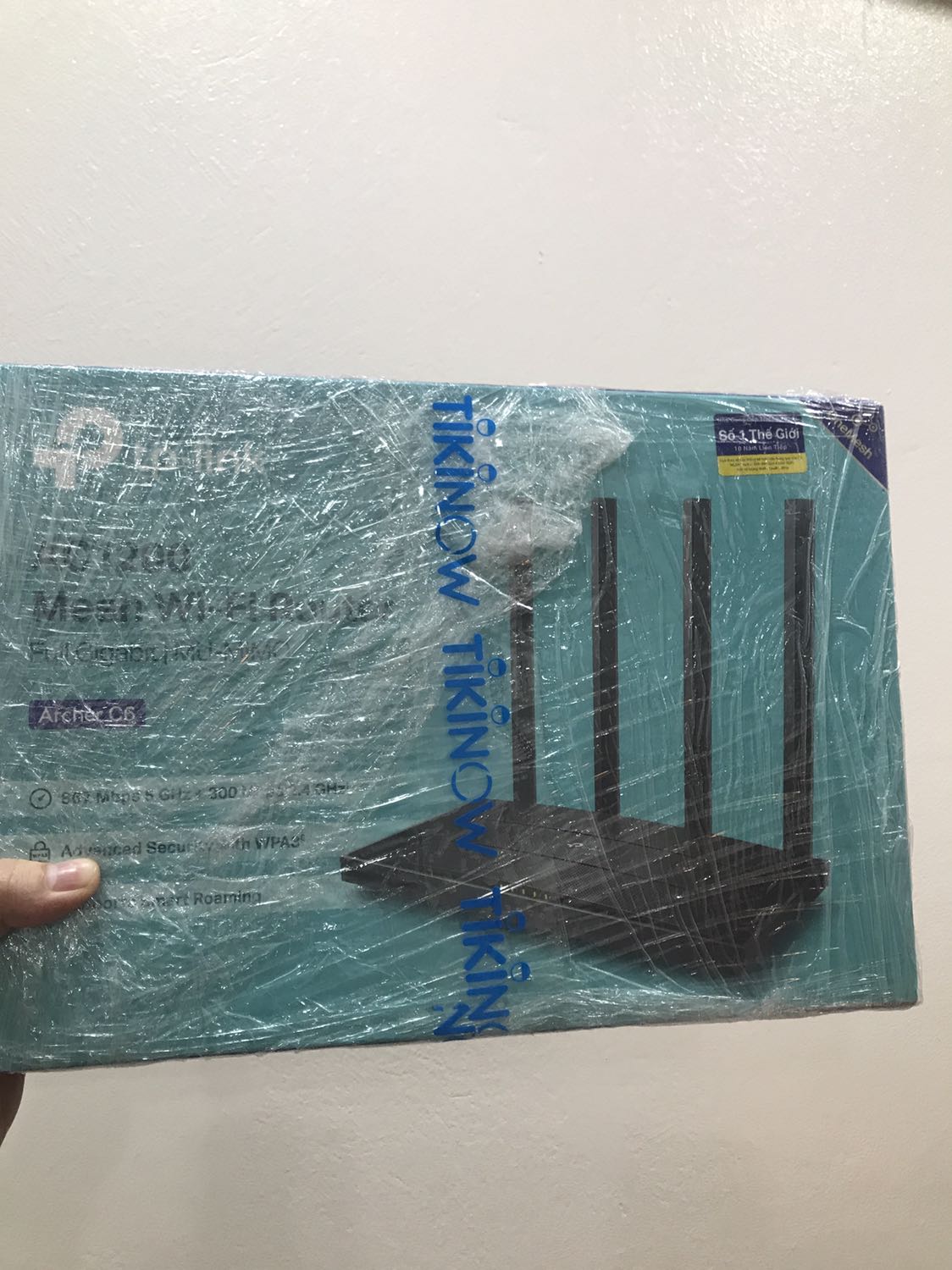 Giao hàng nhanh, vừa đặt đêm qua hôm nay đã giao. Đây là lần thứ 2 mua bộ phát wifi chuẩn gigabit này, tốc độ kết nối vẫn rất ấn tượng. Dù giá hơi cao nhưng đáng tiền. Tuy nhiên thật sự không hài lòng với cách đóng gói của Tiki. Chưa bao giờ thấy Tiki đóng gói sơ sài và cẩu thả như này. Bọc đúng màng bọc thực phẩm bên ngoài, khi vận chuyển còn gây móp nhẹ hộp hàng