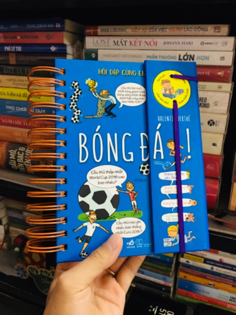 Sách bìa & ruột đều là giấy ép cứng, gáy đóng lò xo rất chắc chắn. Nội dung là những câu hỏi đáp về các sự kiện & lịch sử bóng đá, có cả những vấn đề đời tư, thành tích của cầu thủ cũng rất thất vị.
Quyển sách thật sự rất hay & đẹp để làm quà sinh nhật cho các chú bé yêu bóng đá