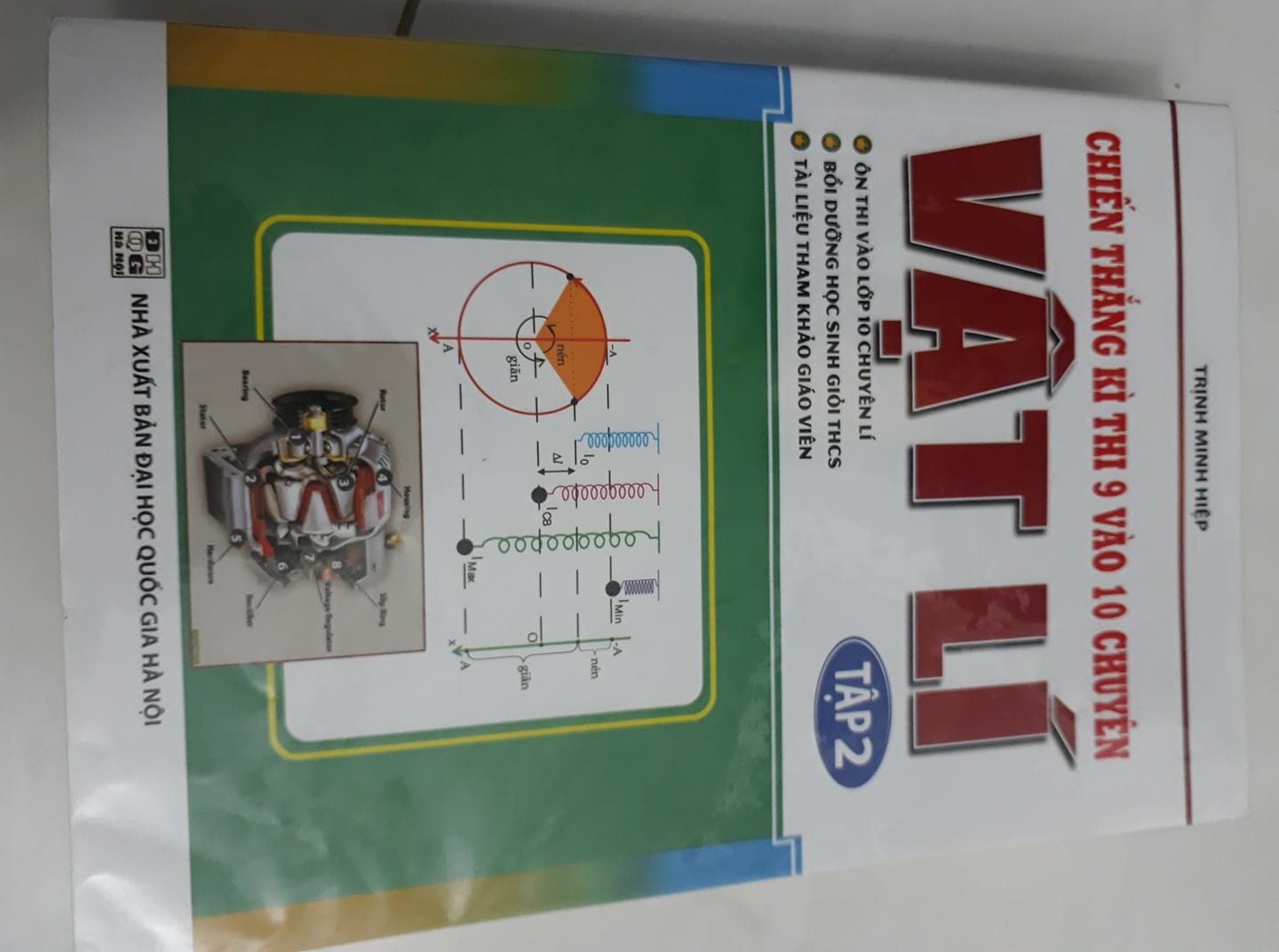 Về hình thức, cuốn sách này quét nhiều dạng trên mọi dạng bài tập lĩnh vực vật lí THCS, sau khi đọc xong quyển một mình thấy khá hay nên quyết định mua quyển hai. Quyển 1 do trên tiki không có bán nên mình mua trên trang mạng khác rất mừng vì tiki có quyển 2 nên đặt mua ngay lập tức. Quyển 2 tuy dày nhưng khá nhẹ nhàng dễ cầm vừa tay. Chất lượng giấy quyển 2 ( mình mua trên tiki) khác với chất lượng giấy quyển 1 (mình mua trên trang mạng khác), nhưng có lẽ quyển 2 cũng  khá bền. Về nội dung, sách khá hay thích hợp cho nhiều giáo viên và học sinh quyết định thi học sinh giỏi vật lí và thi vào trường chuyên vật lí lớp 10, nhiều bài tập hay lạ mới. Nếu bạn nào có nhu cầu thì nên mua về tham khảo, giá cả hợp lí đáng đồng tiền. Cảm ơn tiki nhiều nhé