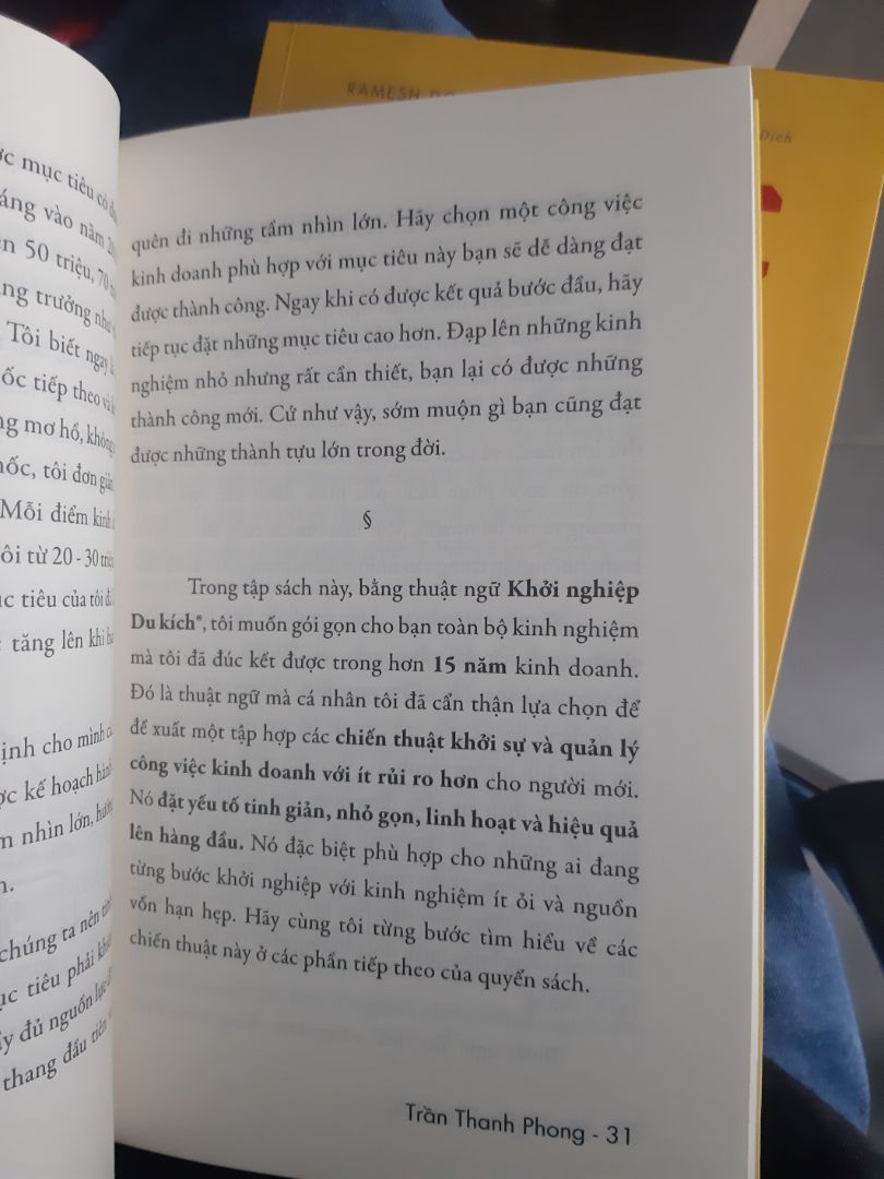 Lâu quá rồi mình không đọc sách kinh doanh hay phát triển bản thân nhưng đọc xong cuốn KN bán lẻ của tg Trần Thanh Phong nên quyết định mua cả bộ này. Bộ sách thiết thực cho ai đang loay hoay và cần tìm lối đi cho con đường kinh doanh của mình, sách như kim chỉ nam kiểu "cầm tay chỉ việc". Mọi thứ đã sẵn sàng, chỉ có một điều bạn cần làm khi đọc xong bộ sách này. Đó là Hành Động.