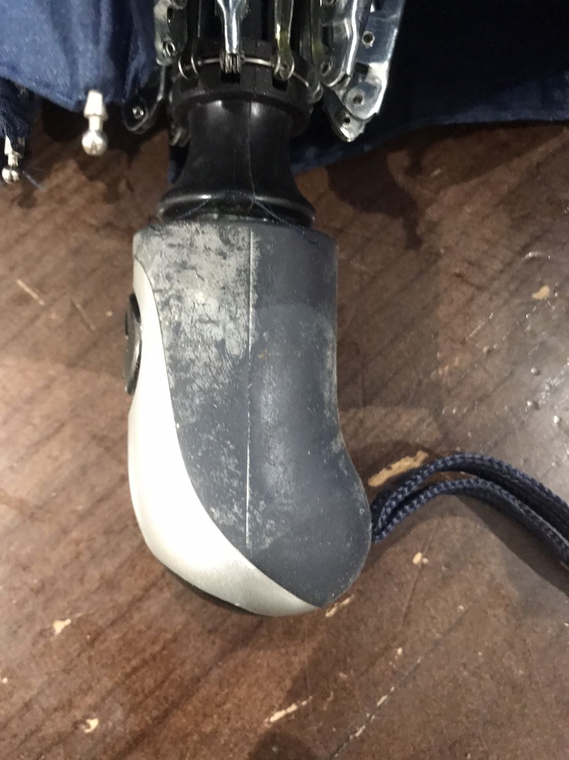 Ô dù để lâu nên bị mốc lên hay xao á. Lúc bấm để bật ô thì bị kẹt như kiểu rỉ sét. Ô hơi nhỏ. Với lại nhìn không giống hình mẫu lắm (tay cầm và nút để bấm khác trên mẫu). Tại lần trước có mua 1 lần r, dùng rất ưng ý. Nhưng ko hiểu sao lần này lại như vậy. Mong shop check hàng trước khi giao ạ. Nói chúng thì tạm dùng được. Ship đồ nhanh.