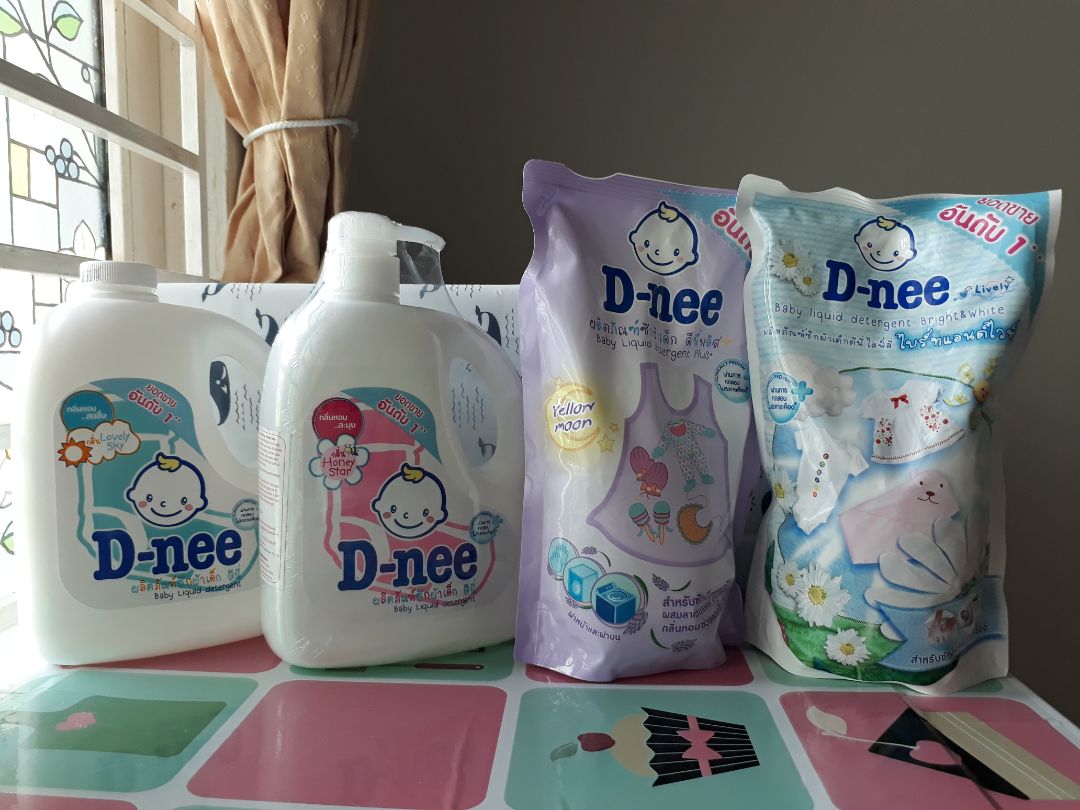 Mùi màu hồng mới mở ra giống mùi xà bông cục Fa hay Camay. Quần áo khi khô thơm nhẹ mùi hương hoa. Nắp chai dạng vòi khó dùng nên phải tìm nắp khác thay thế. Thích bình nhỏ như vầy để khi mua bình lớn chiết ra cho dễ dùng. Trong các mùi thì mùi xanh lá và tím là thơm nhất. Mùi màu hồng mới mở ra giống mùi xà bông cục Fa hay Camay. Quần áo khi khô thơm nhẹ mùi hương hoa. Nắp chai dạng vòi khó dùng nên phải tìm nắp khác thay thế. Thích bình nhỏ như vầy để khi mua bình lớn chiết ra cho dễ dùng. Trong các mùi thì mùi xanh lá và tím là thơm nhất.