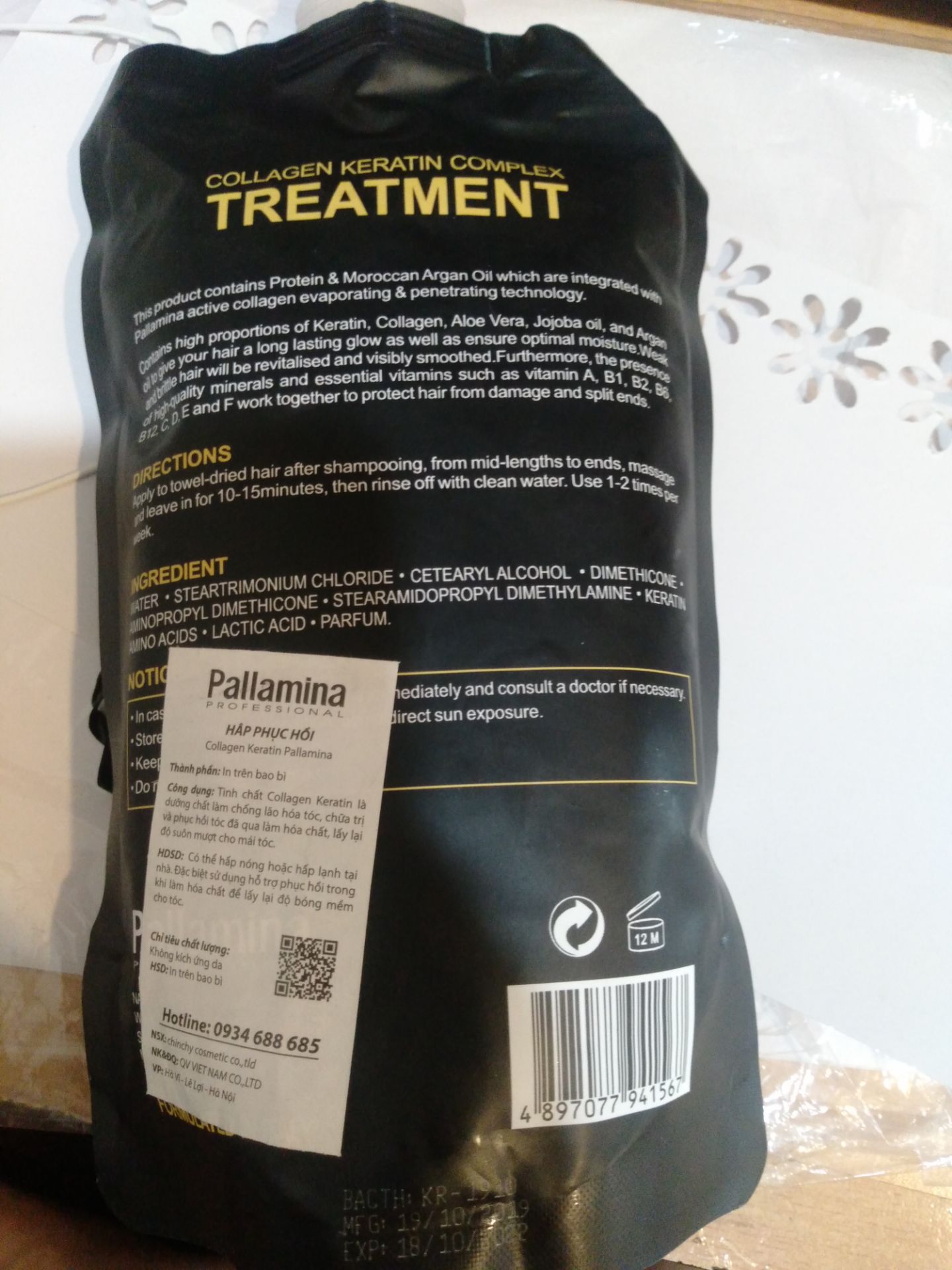 Hôm nay, tròn 3 tháng mình sử dụng sản phẩm này nên mới dám viết nhận xét.

Tóc mình trước đây rất yếu, cứ cắt đi được một thời gian là lại bị chẻ ngọn. Còn bây giờ, tóc chẻ vẫn còn nhưng rất ít, và tóc cũng đã chắc khỏe, óng mượt và đen hơn rất nhiều. 

Tóc ủ xong mùi giống như từ salon mới ra vậy. Mình dùng 3 tháng mà vẫn còn 2/3 gói nữa nhé.
Mình có chút thắc mắc vì bảo thương hiệu là của Ý nhưng mình tìm trên mạng không thấy có. Trong khi search thì ra tên công ty ở Quảng Châu (TQ) nên mình cho 4 sao thôi.