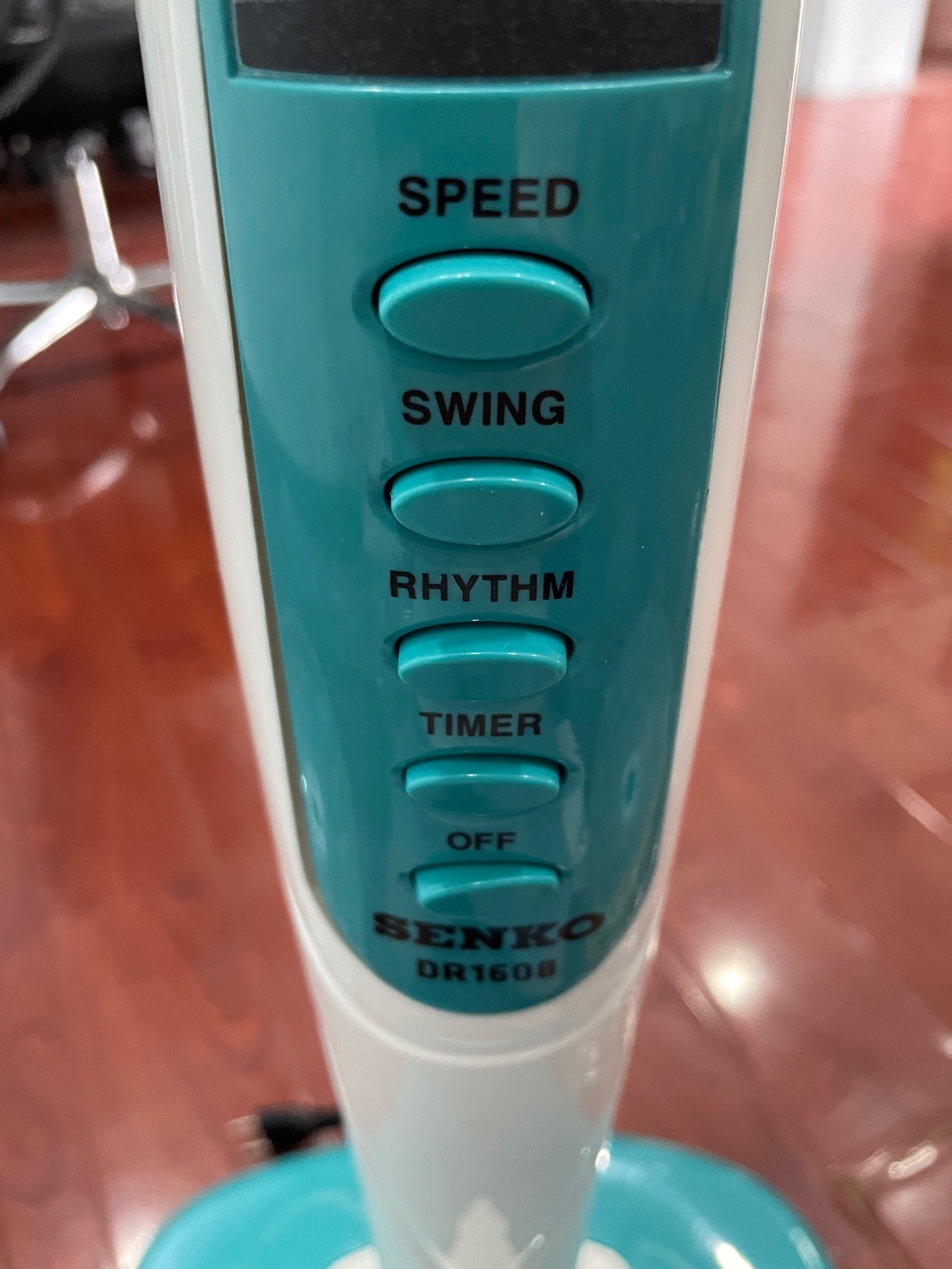 Chờ hơn  2 tháng để nhận được một món hàng cực kỳ thất vọng. Hình quảng cáo đẹp lung ling nhưng thực tế thì quá tệ. Hoàn thiện cực kém; Đóng gói hàng vô trách nhiệm (Hàng bị vỡ; các nút bấm không hoạt động), các phụ kiện không có. 
Hy vọng Tiki xem lại cách làm chứ sáng giờ gọi lên *** chăm sóc khách hàng đều không liên hệ được.