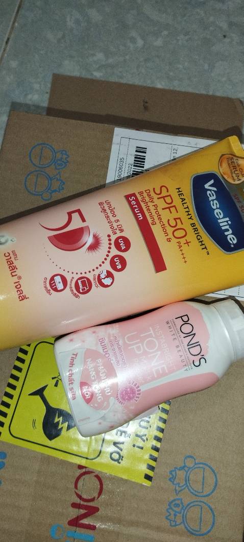 Mùi rất thơm . tem chuẩn. Gói hàng đẹp. Hàng thái. Thơm lắm. Thoa lên rất mịn da. Có kèm quà tặng nữa. Giao hàng trong ngày. Rất nhanh. Cần gấp để chủ nhật này về quê. Cảm ơn shop. Cảm ơn tiki.