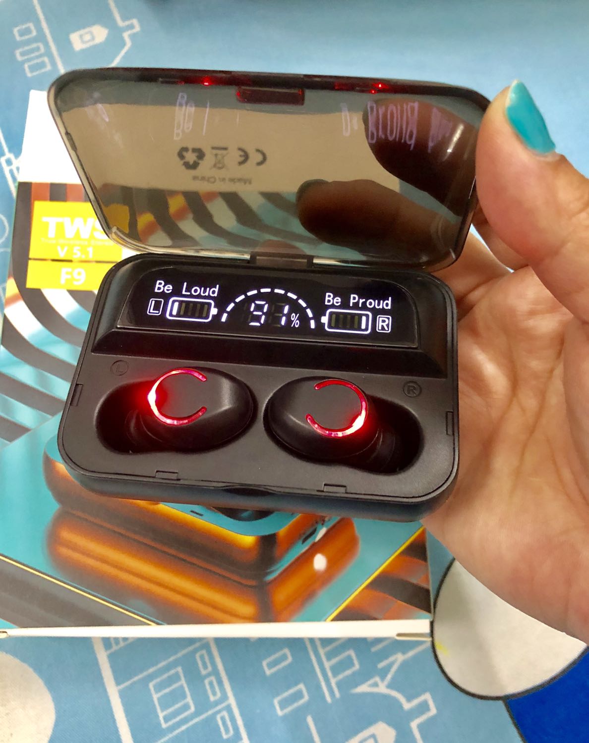 Đẹp mắt
Âm thanh rõ, ấm
Kết nối hơi lâu
Lần đầu kết nối ko hỉu sao hiện 2 cái trái và phải khác nhau nên chỉ có thể kết nối nghe lần được 1 tai, dù đã thử quên thiết bị kết nối lại vẫn bị, hơi nản rồi may sao kết nối qua đt khác thì nhận được 1 kết nối chung cho 2 tai xài được rồi hú hồn ?