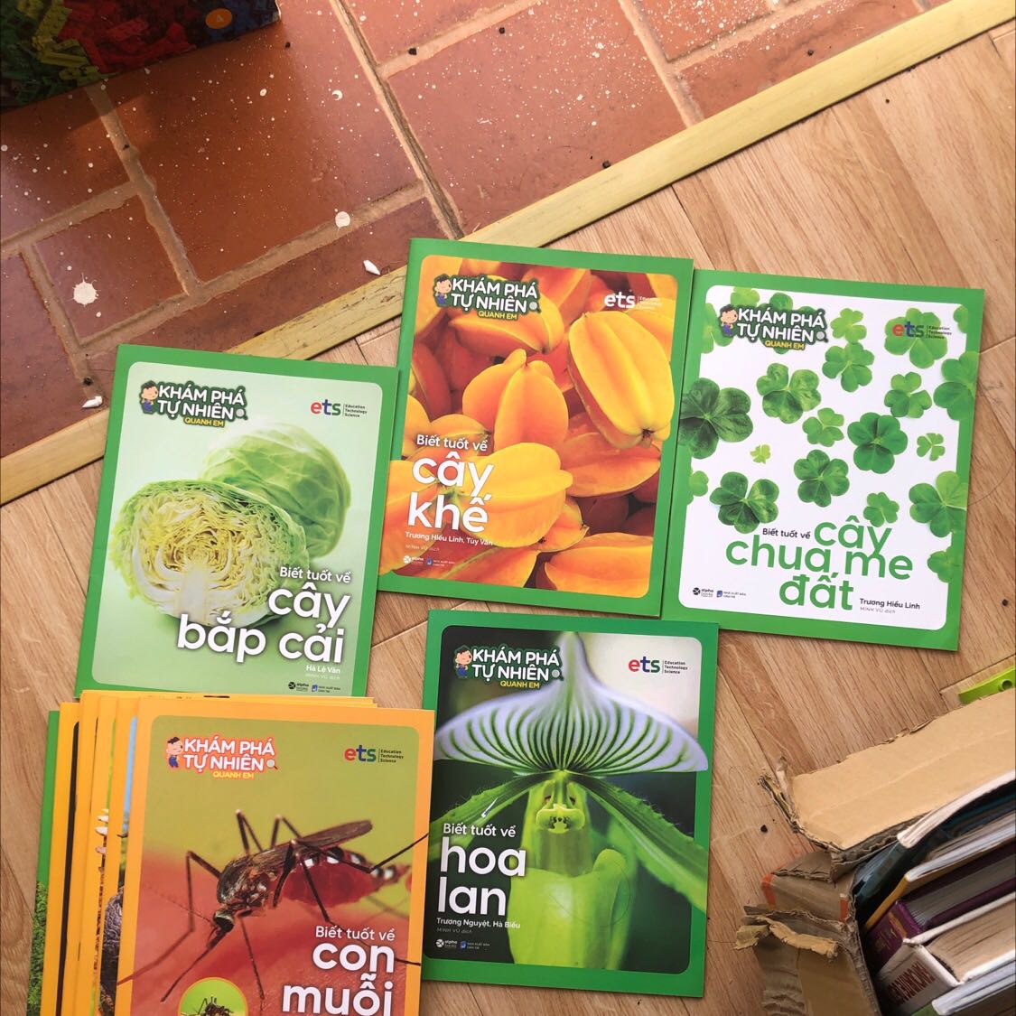 Mình thích bộ sách này vì nó có những chủ đề thân thuộc với người Việt mà những bộ sách khác không có: Cây khế, con muỗi, cây chua me đất,…
Rất hợp cho trẻ nhỏ từ 4-5 tuổi do có hình minh hoạ to rõ nét cho từng chủ đề trong sách. Ngoài ra còn có truyện kể liên quan đến từng chủ đề trong mỗi quyển sách! Rất đáng tiền!