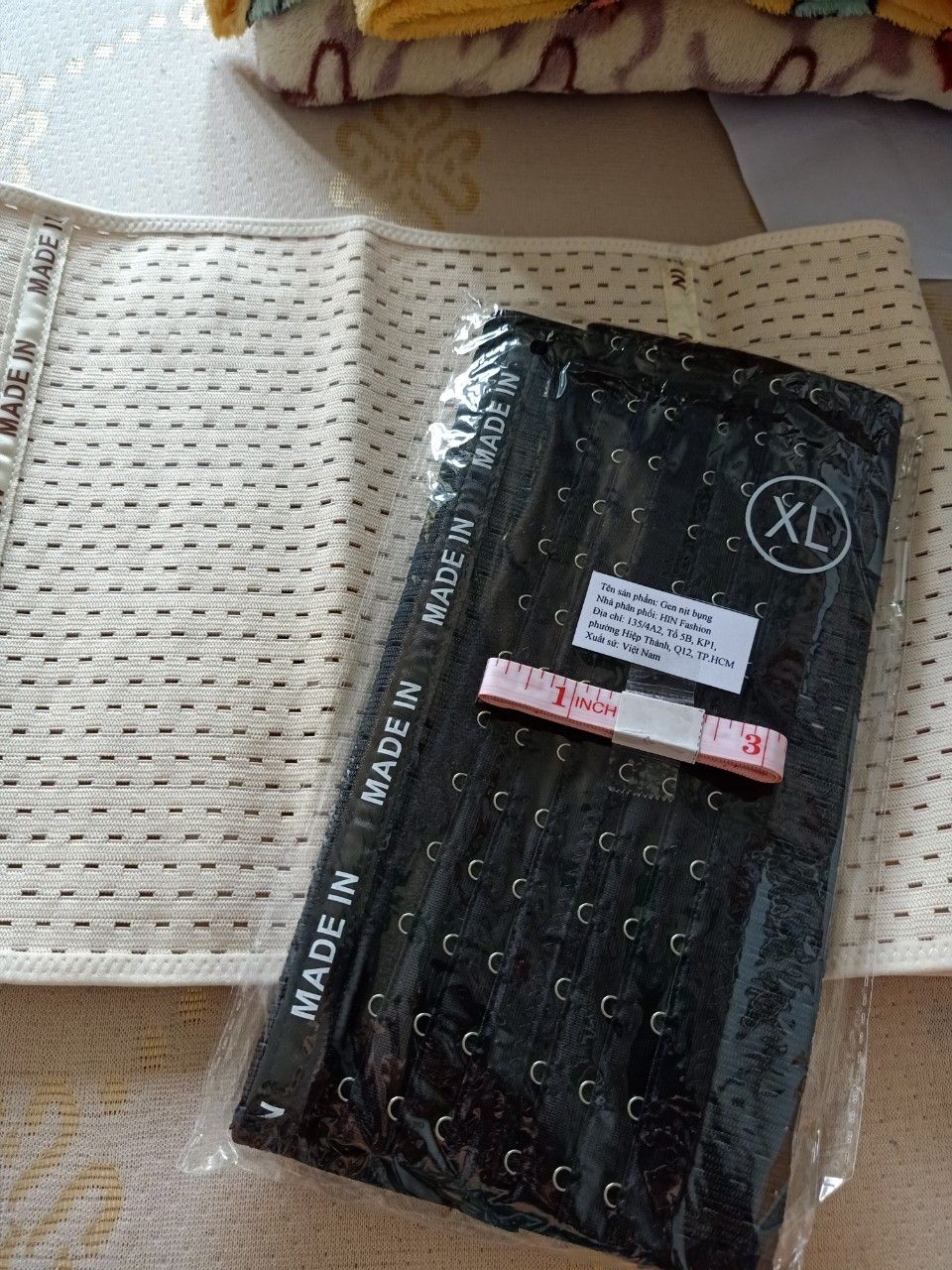 Sản phẩm này tôi rất vừa ý. Từ nhân viên giao hàng cho tới chất lượng sản phẩm. Thái độ bạn shiper rất vui vẻ không khó chịu như những chỗ khác vì nhà tôi ở hẻm sâu. Nịt ôm nhưng không gây khó chịu, rất dễ thở, tôi có thể đeo suốt ngày không sao cả. Giá rẻ vì cái trước đây tôi mua 1 cái hết 150 ngàn. Mua ở tiki rẻ còn được tặng thước dây nữa. Cảm ơn.