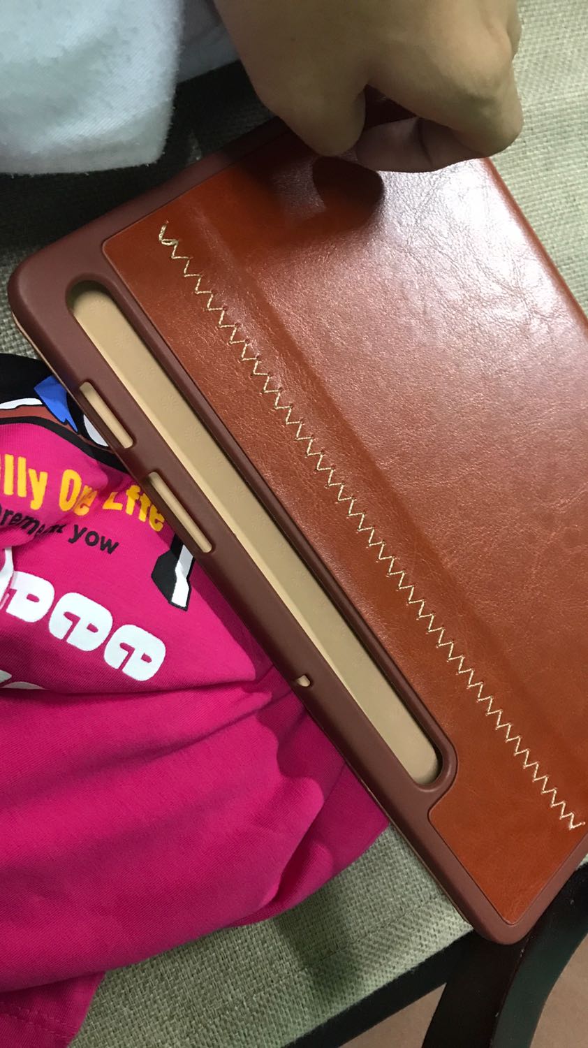 Đặt màu xanh đen mà lại giao màu nâu. Mọi người đừng mua