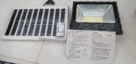 Bán hàng sai sự thật.
- Tấm pin năng lượng nhỏ hơn.
- Remote phản hồi chậm, không tăng giảm độ sáng được...
- Không có ộc vịt đính kiềm để lắp đặt.
Quá thất vọng