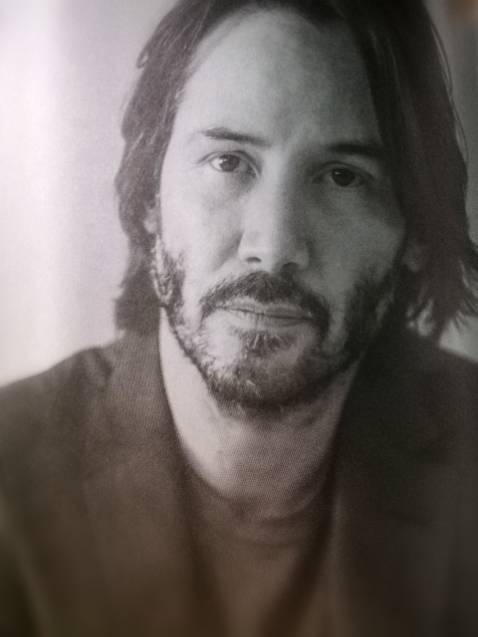 Dù chỉ là góc nhìn từ người ngoài cuộc nhưng tác phẩm đã xây dựng được phần nào hình ảnh của Keanu Reeves trong lòng độc giả. Thay vì tự tìm hiểu và lượm nhặt từ nhiều nguồn tin, Ma trận cuộc đời như một bản tổng hợp, sắp xếp các sự kiện, bài viết về nhân vật chính cũng như 1 số đánh giá từ chính tác giả. 

Với mình thì tác phẩm chưa mang đến những chiều sâu cần thiết, phần nào cũng là do người đàn ông ấy có quá nhiều bí ẩn đối với mọi người, nên vẫn mong trong tương lai sẽ được đọc tự truyện hoặc hồi ký từ Keanu, từ chính góc nhìn của người trong cuộc để thực sự hiểu thêm về con người và cuộc đời anh.

Đấy là về nội dung và mong đợi của mình. Còn về hình thức thì với mình sách in đẹp, chất lượng giấy khá tốt, màu sắc, hình ảnh chọn lọc phù hợp. Các bạn muốn sưu tầm thì khá ổn nhé. Rất thích cách chọn tone màu trắng đen của quyển này.

Dịch vụ tiki với mình thì không có vấn đề gì về đóng gói hay vận chuyển cả.