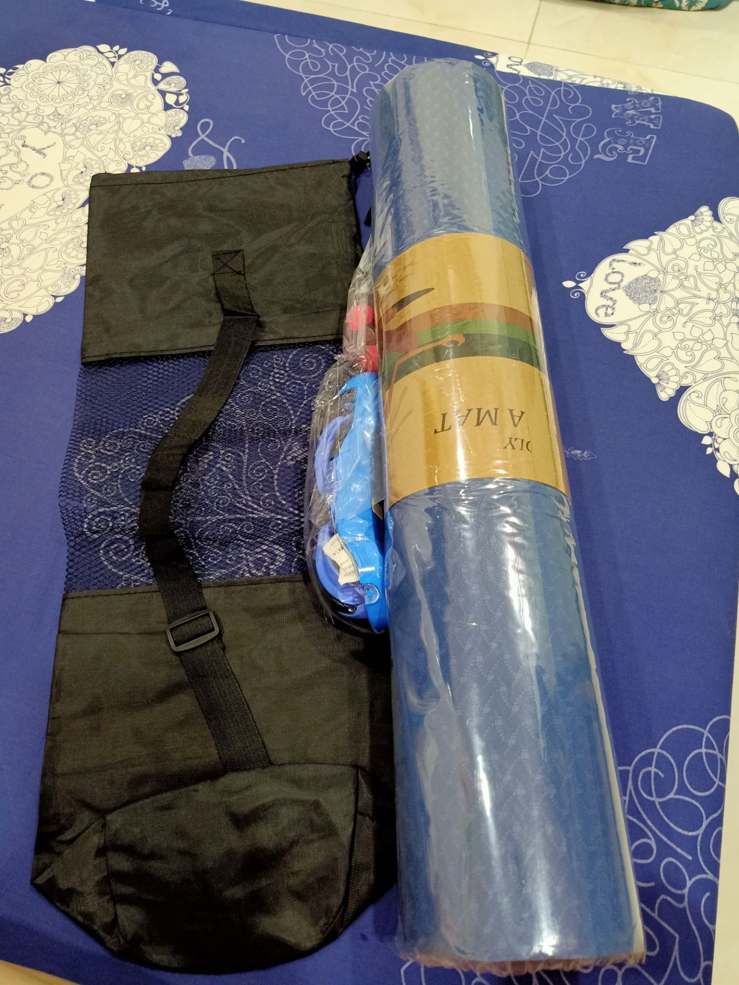 thảm mỏng, mặt sau không có vân chống trượt, khác với hình ảnh được đăng, bị rách 1 đường khá sâu & dài gần 1 đốt tay