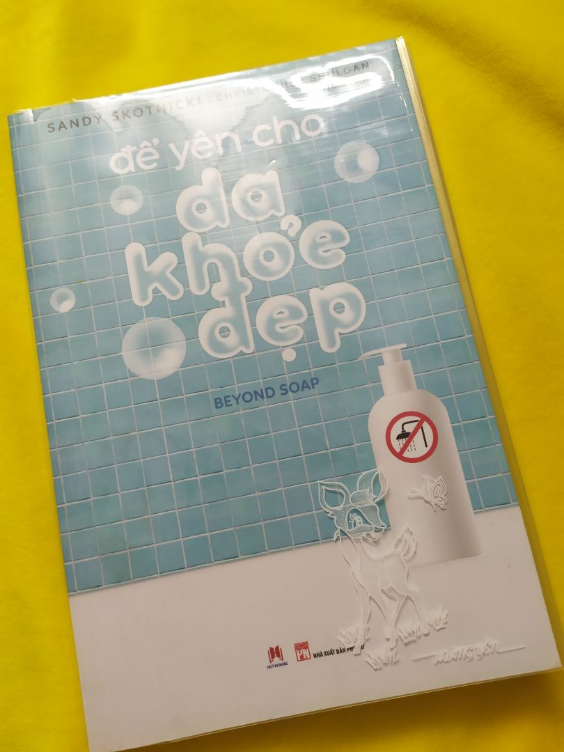Dịch vụ giao hàng của Tiki thì mình ko review nữa vì chỉ có 1 chữ "nhanh", shipper còn biết mình hay mẹ mình nhận hàng. Chất lượng sách in ok. Về nội dung khá thuyết phục vì từ bác sĩ da liễu viết nên mình có phần tin tưởng hơn. Có nhiều quan điểm trong sách về việc nên hay không khi dùng quá nhiều sản phẩm skincare và chứng minh các tác nhân gây ra tình trạng kích ứng, da nhạy cảm quá mức mà chúng ta không ngờ tới. 
Tuy nhiên tác giả hơi bài trừ xà phòng, mình thấy bình thường vì một đứa sợ tắm như mình chỉ biết gật gù khi tìm đc đồng minh. Chứ mấy bạn sạch sẽ quá thì chắc tức gấp sách lại luôn á.
Có lẽ quyển sách phù hợp với các bạn có da nhạy cảm hoặc bắt đầu nghiên cứu về cách chăm sóc da. Thay vì xài tất cả mọi thứ được người khác review hãy trang bị kiến thức đầy đủ và chỉ chọn sản phẩm vừa đủ và phù hợp. Dù mình cũng là người kinh doanh mỹ phẩm nhưng chưa từng dụ khách hàng mua hàng đống thứ hay *** cái này cái kia lên mặt. Lợi nhuận quan trọng thật nhưng kết quả mà khách nhận đc quan trọng hơn hết. Dịch vụ giao hàng của Tiki thì mình ko review nữa vì chỉ có 1 chữ "nhanh", shipper còn biết mình hay mẹ mình nhận hàng. Chất lượng sách in ok. Về nội dung khá thuyết phục vì từ bác sĩ da liễu viết nên mình có phần tin tưởng hơn. Có nhiều quan điểm trong sách về việc nên hay không khi dùng quá nhiều sản phẩm skincare và chứng minh các tác nhân gây ra tình trạng kích ứng, da nhạy cảm quá mức mà chúng ta không ngờ tới. 
Tuy nhiên tác giả hơi bài trừ xà phòng, mình thấy bình thường vì một đứa sợ tắm như mình chỉ biết gật gù khi tìm đc đồng minh. Chứ mấy bạn sạch sẽ quá thì chắc tức gấp sách lại luôn á.
Có lẽ quyển sách phù hợp với các bạn có da nhạy cảm hoặc bắt đầu nghiên cứu về cách chăm sóc da. Thay vì xài tất cả mọi thứ được người khác review hãy trang bị kiến thức đầy đủ và chỉ chọn sản phẩm vừa đủ và phù hợp. Dù mình cũng là người kinh doanh mỹ phẩm nhưng chưa từng dụ khách hàng mua hàng đống thứ hay *** cái này cái kia lên mặt. Lợi nhuận quan trọng thật nhưng kết quả mà khách nhận đc quan trọng hơn hết.