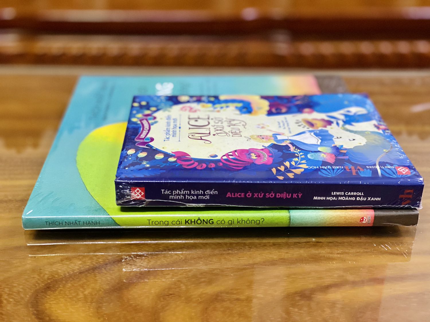 + Fahasa giao hàng nhanh hơn dự kiến, đóng gói luôn cẩn thận, chắc chắn. Cả 2 quyển đều được bọc màng co và chống sốc. 
+ Sách bìa cứng, khổ vuông, to, có áo bìa. Sách mới tinh, nguyện vẹn, không bị hư hại gì cả. Sách được in màu toàn bộ trên giấy bóng, chất lượng giấy tốt, dày dặn. Phần trình bày hài hoà và đẹp mắt. 
+ Nội dung sách là nhiều câu hỏi từ các em nhỏ về những vấn đề xảy ra trong cuộc sống hằng ngày. Dưới câu hỏi là từng câu trả lời ngắn gọn, dễ hiểu nhưng đầy đủ ý nghĩa của thầy Thích Nhất Hạnh. Mình cực kỳ hài lòng về hình thức và nội dung của sách.