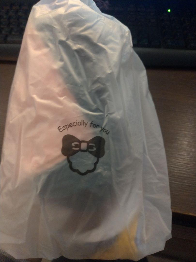 10 đôi 10 màu, chất vải có vẻ không tốt lắm, khả năng sẽ nhanh bị giãn nhưng đi lên ôm chân và rẻ nữa, nên vẫn là tặng shop 5 sao ạ!