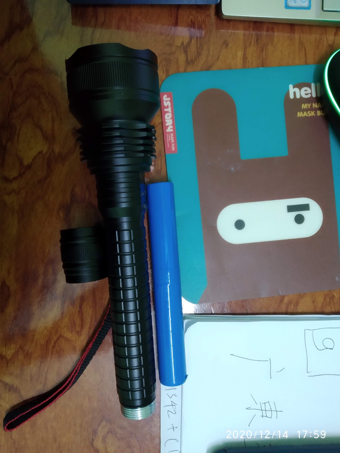 Độ sáng tương đối, tầm xa đáp ứng yêu cầu, điểm trừ đáng kể cho sản phẩm là muốn tắt đèn ko tắt được ngay mà phải bấm đủ xoay vòng toàn bộ 5 chế độ sáng để quay về tắt;
Đóng gói sơ sài, Pin đi kèm cũng là loại pin rẻ tiền, ko như trong hình ảnh quảng cáo;