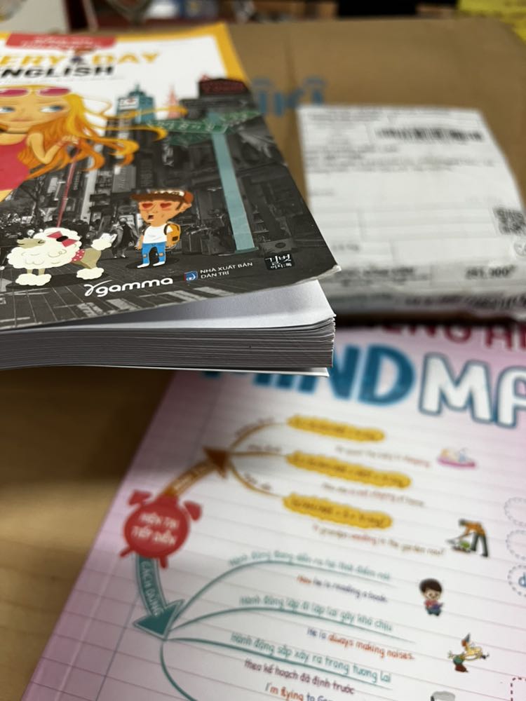 Chưa biết nội dung sách như thế nào nhưng khi nhận được hộp hàng thì quá thất vọng. Sách nhỏ mà đóng gói vào cái hộp rõ to, hộp bị méo mó sách cũng bị nát bìa, quăn góc. Đề nghị shop khắc phục tình trạng này. Nếu k bọc được nilon thì cũng nên đóng gói vào cái hộp vừa vặn với size sách để tránh bị ảnh hưởng đến chất lượng sách. Rõ buồn!