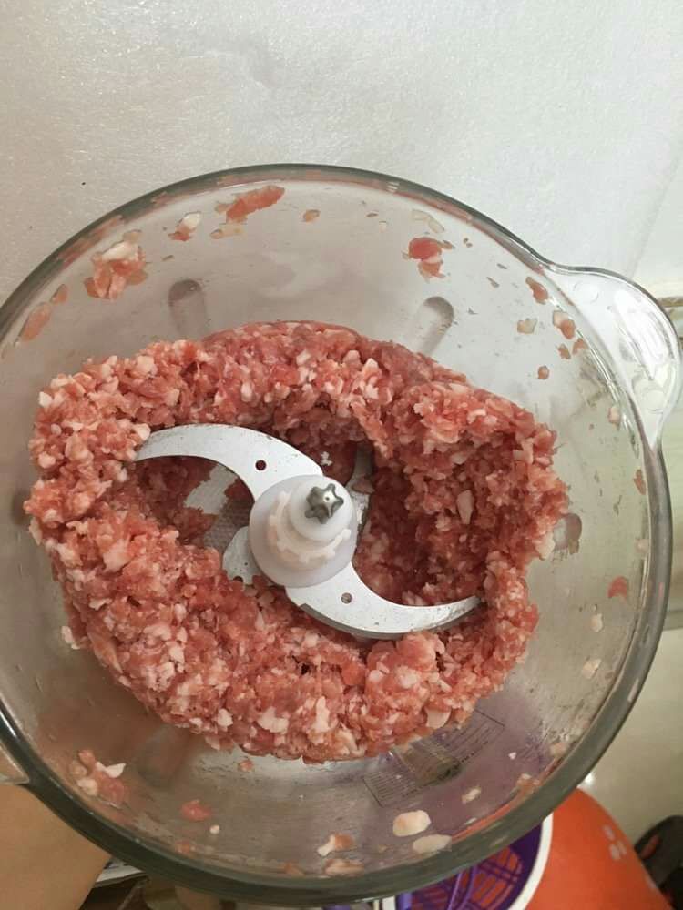 Máy xay quá Chất lượng cả nhà ơi. xay mới mấy s thôi mà Thịt nhuyễn ngoài mong đợi. Tiết kiệm rất nhiều thời gian và công sức , máy nặng chắc chắn. có miếng lót đệm chống trơn ở dưới