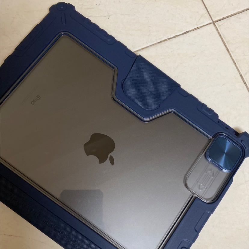 Hơi buồn 5s vì bao màu xanh chứ không phải màu đen, nhưng mà chất lượng vẫn ổn như lần đầu mình đặt, chỗ bảo vệ camera có nắp trượt với thiết kế chưa sang chảnh lắm so với mẫu cũ nhưng mà vẫn ok.