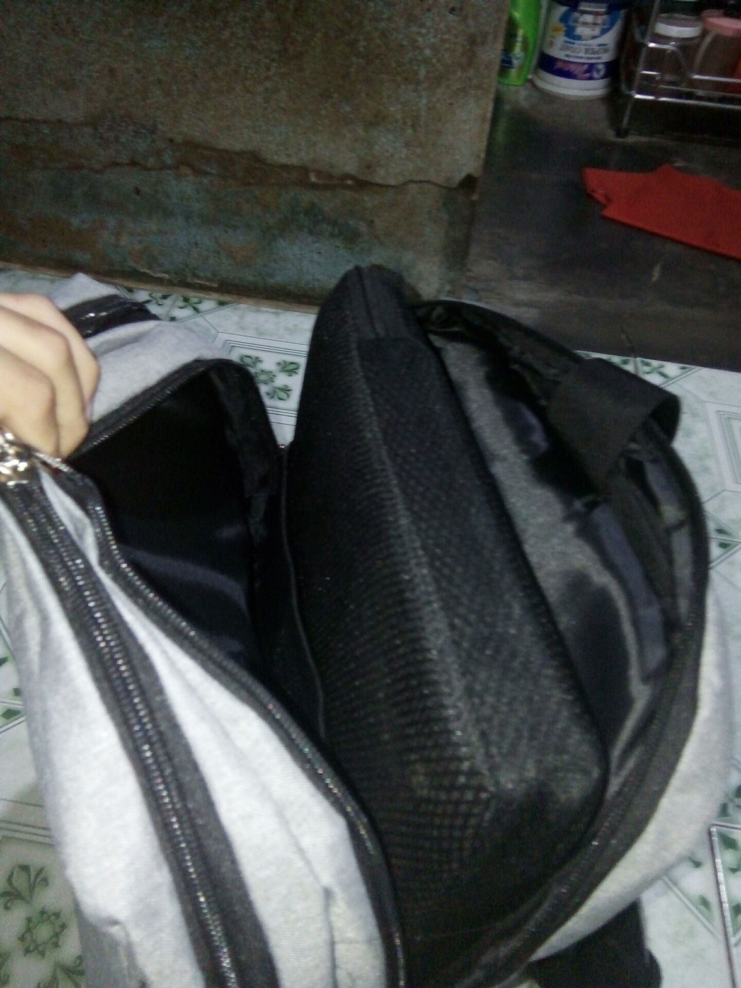 Đường may tốt. Balo đựng vừa laptop tôi hp 8560w 15.6 in cùng túi chống sốc (khá to, các bạn Search google sẽ thấy). Balo chỉ đựng vừa laptop, sách vở và một số dụng cụ học tập. Điểm trừ là quai đeo quá ngắn( tôi cao mét bảy mà phải nới max dây mới đeo vừa). Deal 109k với tôi ổn trong tầm giá.