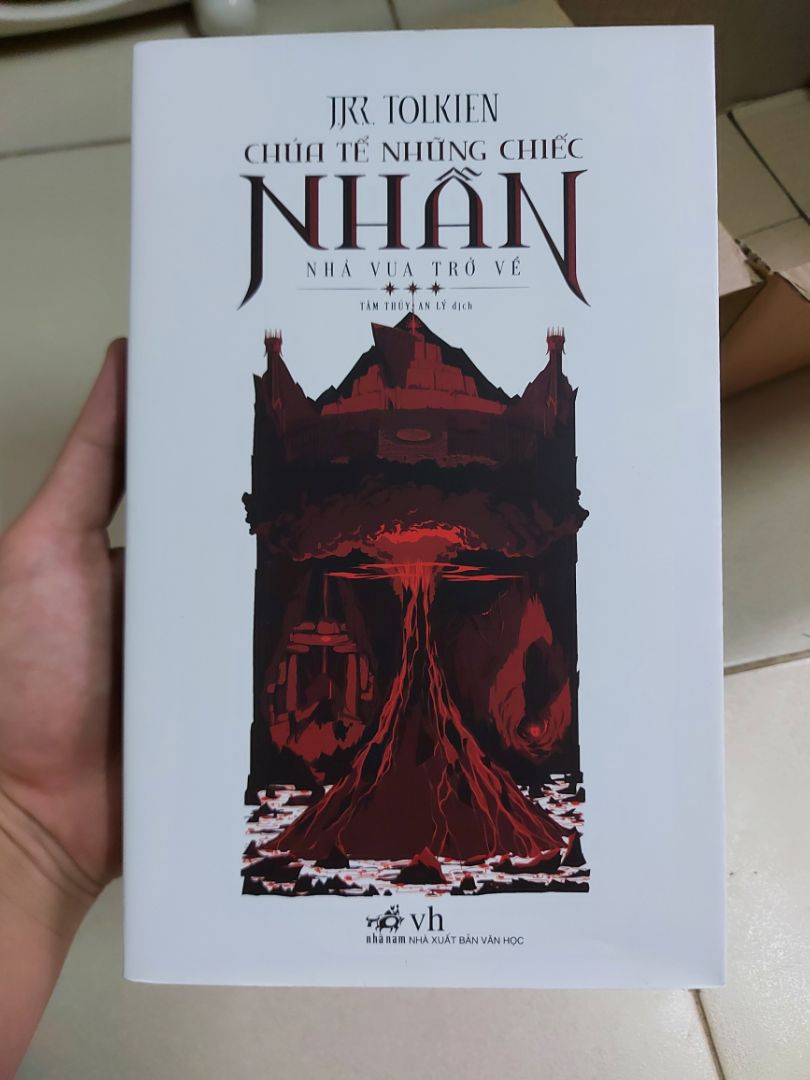 Sách đẹp. Tuy vẫn còn một vài vết bụi bẩn nhưng lau đi thì lại như mới. Tuyệt vời. Chất lượng giấy tốt, không hại mắt.
