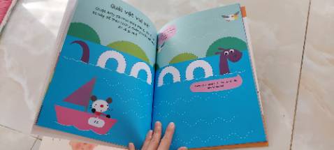 Sách khá đơn giản phù hợp dạy cho bé làm quen với bút và vẽ theo nét. Hình ảnh minh họa đẹp, thu hút.