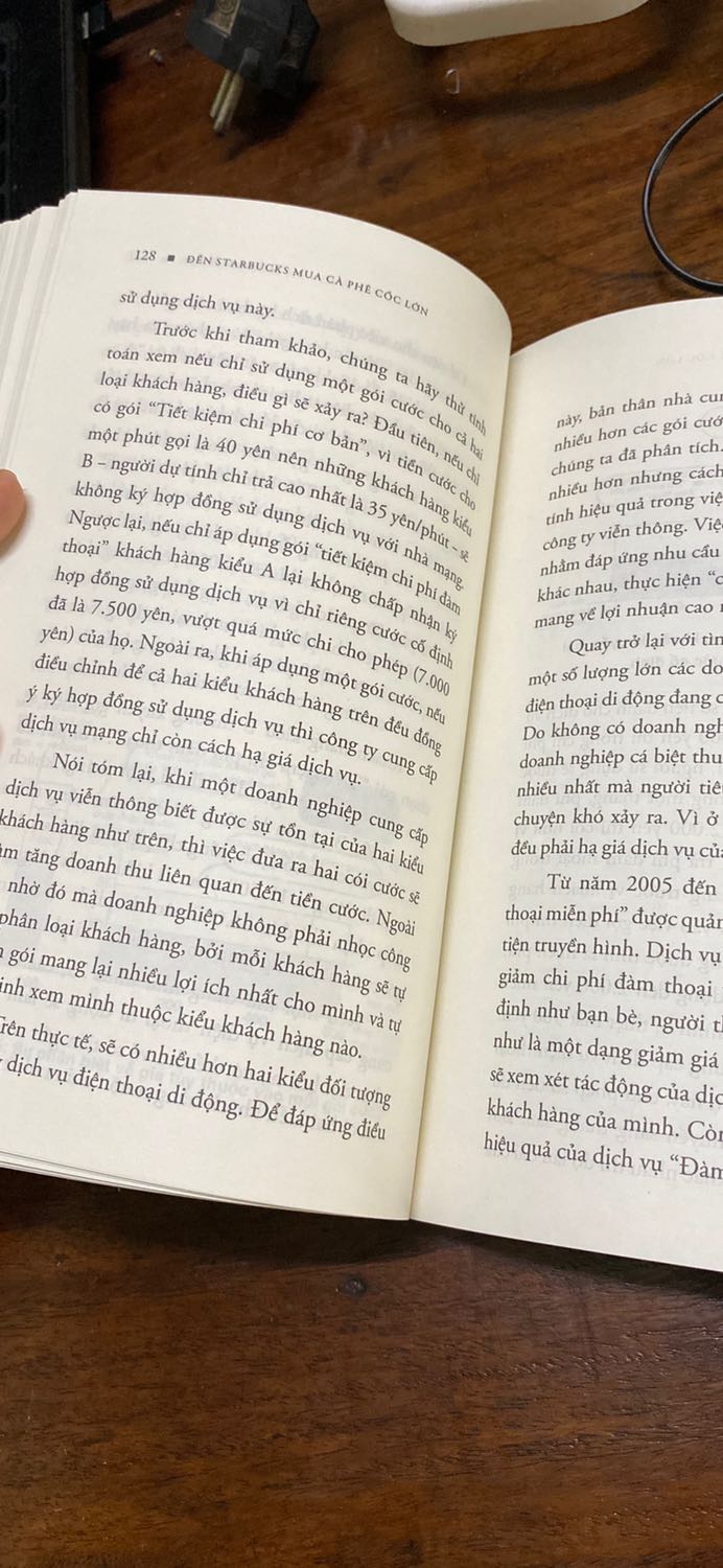 Mình rất hài lòng khi nhận được sách. 
M biết đến sách từ 1 kênh ***. Lúc đầu m nghĩ sách nói về Marketing. Nhưng đọc xong tác giả xoay quanh về kiến thức “giá cả” . 
Sách mang lại rất nhiều kiến thức về kinh tế !
