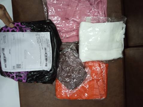 Giao hàng Sai cả 3 bộ. Giáo hàng tào lao toàn đồ cũ . Shop *** *** gạt. Tôi yêu cầu trả hàng ngày lập tức. Tiki nên xử lý mất uy tín quá