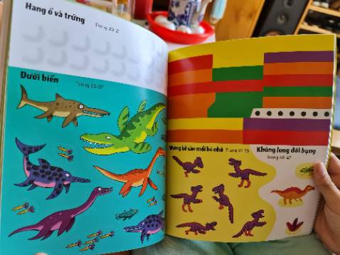 Giao hàng ngay ngày hôm sau, sách đẹp và tương tác rất tốt. Pé nhà mình rất thích. Có cho tô và hình dán để dán tương ứng với khung hình theo tên khủng long. Có tên khoa học và hình minh họa khủng long rất đẹp.