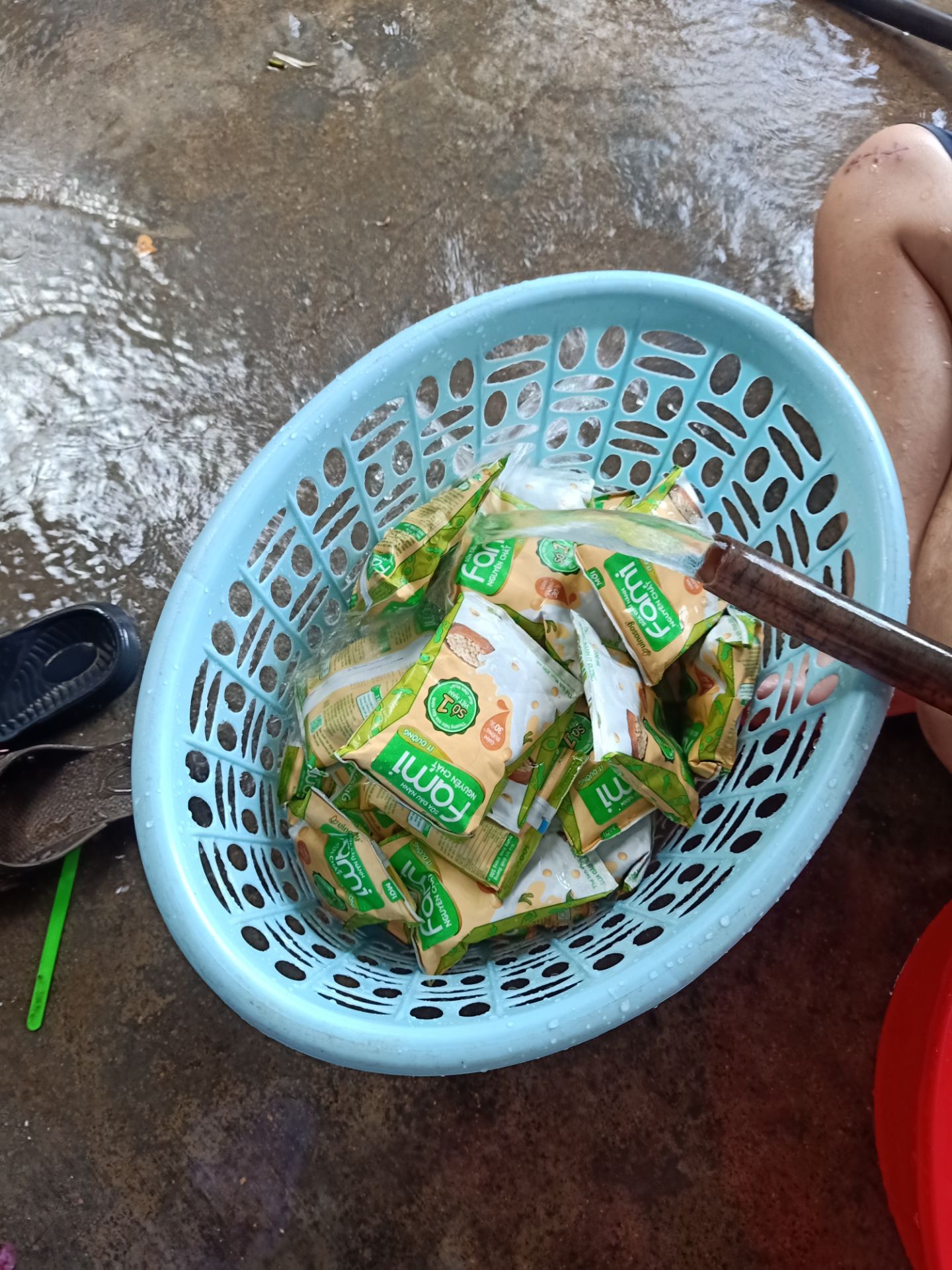 Nhận thùng sữa bất mãn dễ sợ, shipper nói trời mưa nên thùng hơi ướt xíu nha c, ok e ko sao, thông cảm đc. Nhưng lúc khui ra thì hỡi ôi, mùi vừa thiu vừa chua. Cái này là do bên vận chuyển mạnh tay quá nè nó mới ra nông nỗi zị, đổ hết 6 bịch sữa chảy lan ra mấy bị kia mh phải xịt nước rửa