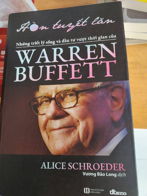 Có thể nói đây là cuốn sách về tiểu sử đầy đủ nhất về Warren Bufett, sách dày 1.300 trang! Nhiều bài học rút ra từ cuộc sống và triết lí đầu tư của ông.