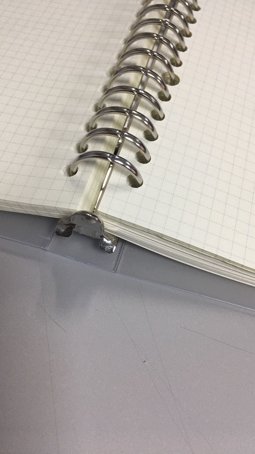 Shop đóng gói cẩn thận
Giao đúng đủ sản phẩm
Sổ như hình, bìa cứng, dậy chắc chắn
Vòng bìa có thể tháo dễ dàng
Ô li nhỏ