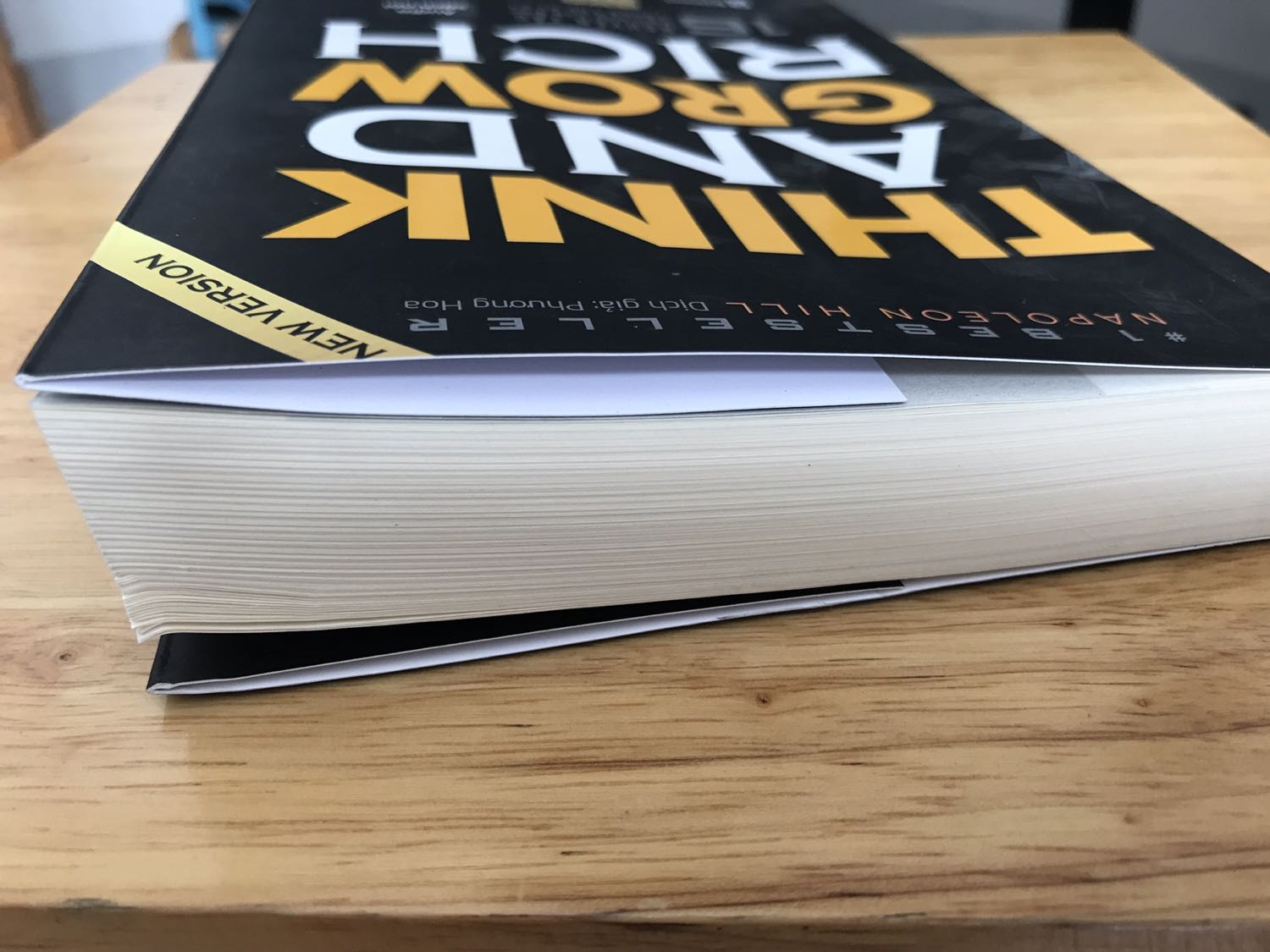 Trước đó mình đã đọc phiên bản 13 nguyên tắc của quyển này. Phiên bản 13 nguyên tắc cũng khá hay nhưng hơi lỗi thời so với thời đại hiện nay. Phiên bản mới này bổ sung thêm 3 nguyên tắc nữa và có hiệu chỉnh nội dung cho phù hợp với bây giờ. Vì vậy về nội dung thì rất hài lòng. Chỉ có góp ý nhỏ về đóng gói của tiki, bỏ sách trong thùng khá rộng nhưng lại ko chèn gì để cố định sách nên dẫn đến sách hơi bị “cong vênh”. Nhưng không sao, vẫn không ảnh hưởng gì đáng kể nên vẫn để 5 sao.