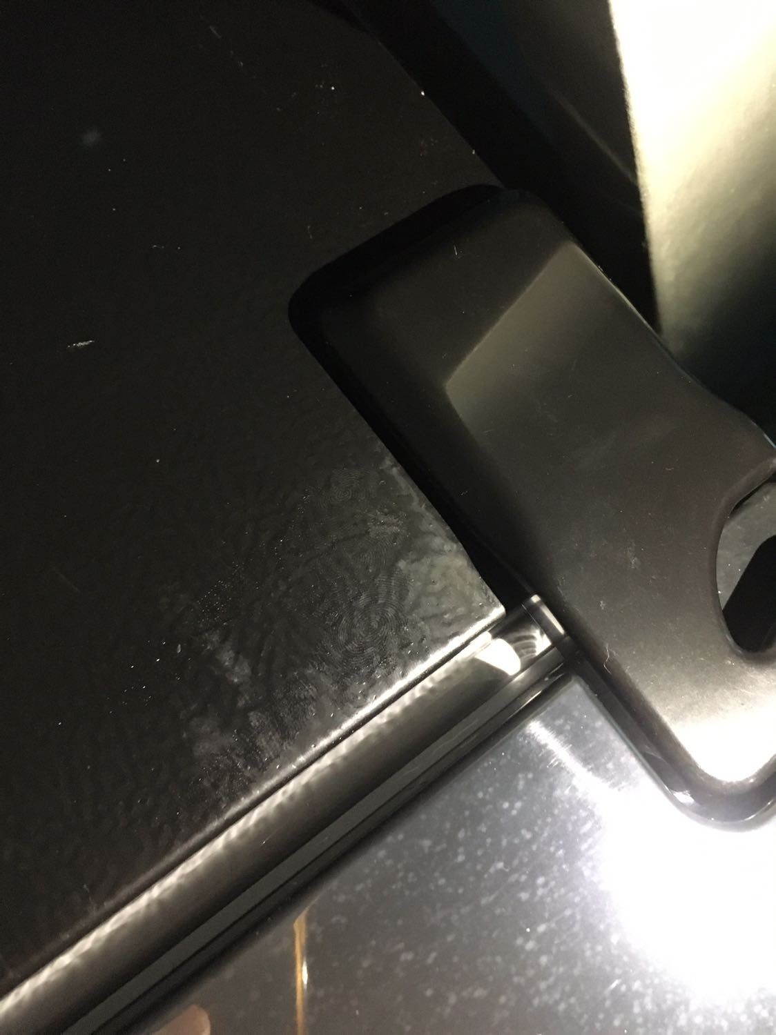 Mình mua hàng của Gia Khang. Giao hàng có tâm với khách hàng nhưng lại để móp cửa lúc người giao hàng về mình mới phát hiện. Cảm quan sản phẩm đẹp, nhưng đến lúc tủ lạnh của mình có vấn đề hở lạnh thì gọi Gia Khang lại chỉ hứa hẹn sẽ nhờ hãng Toshiba xuống để xem xét và mình đồng ý chờ 2-3 ngày nhưng không thấy phản hồi, mình tiếp tục gọi nhưng vẫn nhận được lời hứa hẹn. Đến hôm qua mình cũng vừa hết 7 ngày đổi trả và vẫn chưa được hồi đáp gì. Khá thất vọng. Nếu mọi người muốn mua hàng của Gia Khang thì nên cân nhắc về dịch vụ hậu mãi của họ. Mình mua hàng của Gia Khang. Giao hàng có tâm với khách hàng nhưng lại để móp cửa lúc người giao hàng về mình mới phát hiện. Cảm quan sản phẩm đẹp, nhưng đến lúc tủ lạnh của mình có vấn đề hở lạnh thì gọi Gia Khang lại chỉ hứa hẹn sẽ nhờ hãng Toshiba xuống để xem xét và mình đồng ý chờ 2-3 ngày nhưng không thấy phản hồi, mình tiếp tục gọi nhưng vẫn nhận được lời hứa hẹn. Đến hôm qua mình cũng vừa hết 7 ngày đổi trả và vẫn chưa được hồi đáp gì. Khá thất vọng. Nếu mọi người muốn mua hàng của Gia Khang thì nên cân nhắc về dịch vụ hậu mãi của họ.