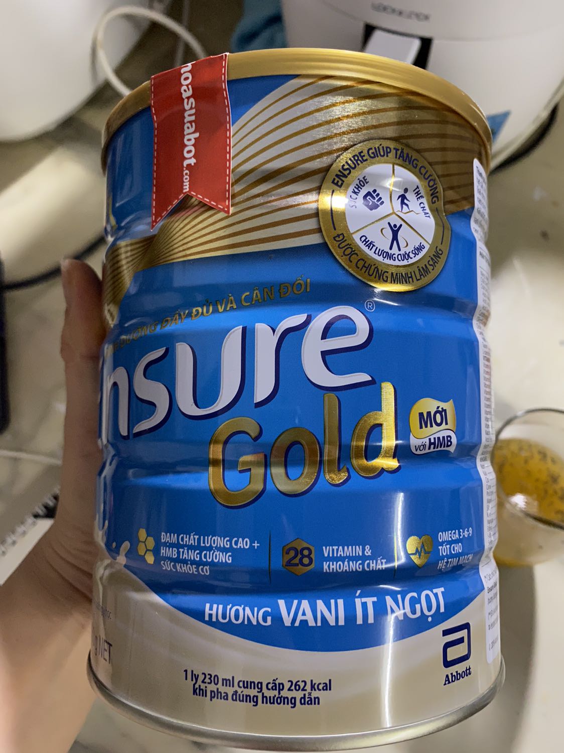 Sữa ngon. Rất thic hợp cho người lớn tuổi để bổ sung dinh dưỡng. Mua cho cha uống cha khen ngon dễ uống ít ngọt rất thíc hợp.
Đề nghị nhà sx để cái muỗng ở trên . Nãy mở hộp ra kiếm muỗng muốn quạu luôn á. Muỗng bị nhét tít sâu tận đáy hộp luôn.