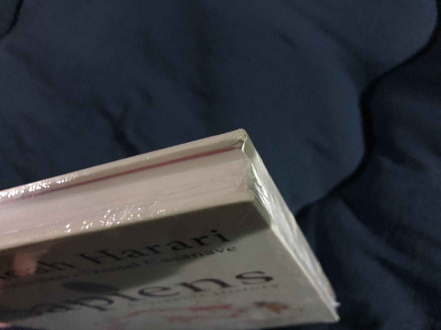 Sách được giao nhanh chóng, đúng giờ hẹn. Sách được bọc nilon, bảo quản tốt, còn thơm mùi giấy mới, mỗi tội do mới quá nên một vài trang sách còn hơi dính vào nhau, nhưng không khó để luồn ngón tay vào và nhẹ nhàng tách ra, bạn nào cẩn thận có thể dùng dao dọc giấy. Nói chung là chất lượng tuyệt zời ông mặt trời!