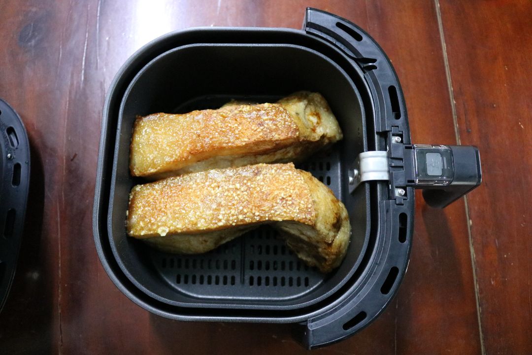 Mình săn sale nên mua liền 2 cái cho nhà dùng. Đóng gói cẩn thận, giao sớm. Có phiếu bảo hành đầy đủ mà trước h mình chưa trải nghiệm bảo hành của tiki vì ko có đồ nào hư cả :))) Mình đã thành công món heo quay, chả ram chiên, đậu phộng rang. Còn món khoai tây bị fail vì ko giòn được, tuy nhiên các cháu đều ăn sạch :D cảm ơn Tiki nhiều